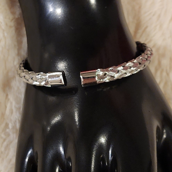 Stainless Steel Goldtone or Silvertone weaved bangle bracelet - Picture 4 of 16